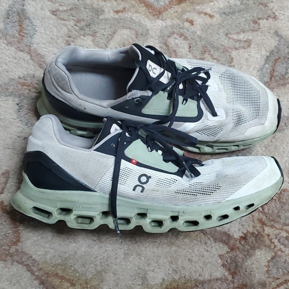 On Running Cloudstratus sneakers